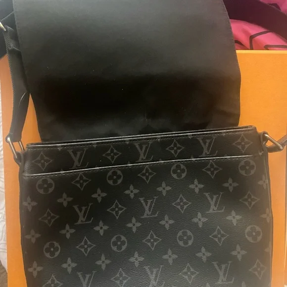AUTHENTIC LOUIS VUITTON MESSENGER BAG. BARLY WORN IN GREAT CONDITION